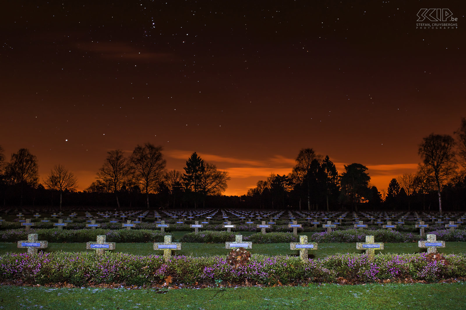 Lommel by night - Duits oorlogskerkhof De Duitse oorlogsbegraafplaats in Lommel is een van de grootste soldatenkerkhoven uit de 2de wereldoorlog en er liggen 39.091 gesneuvelde Duitse soldaten. Stefan Cruysberghs